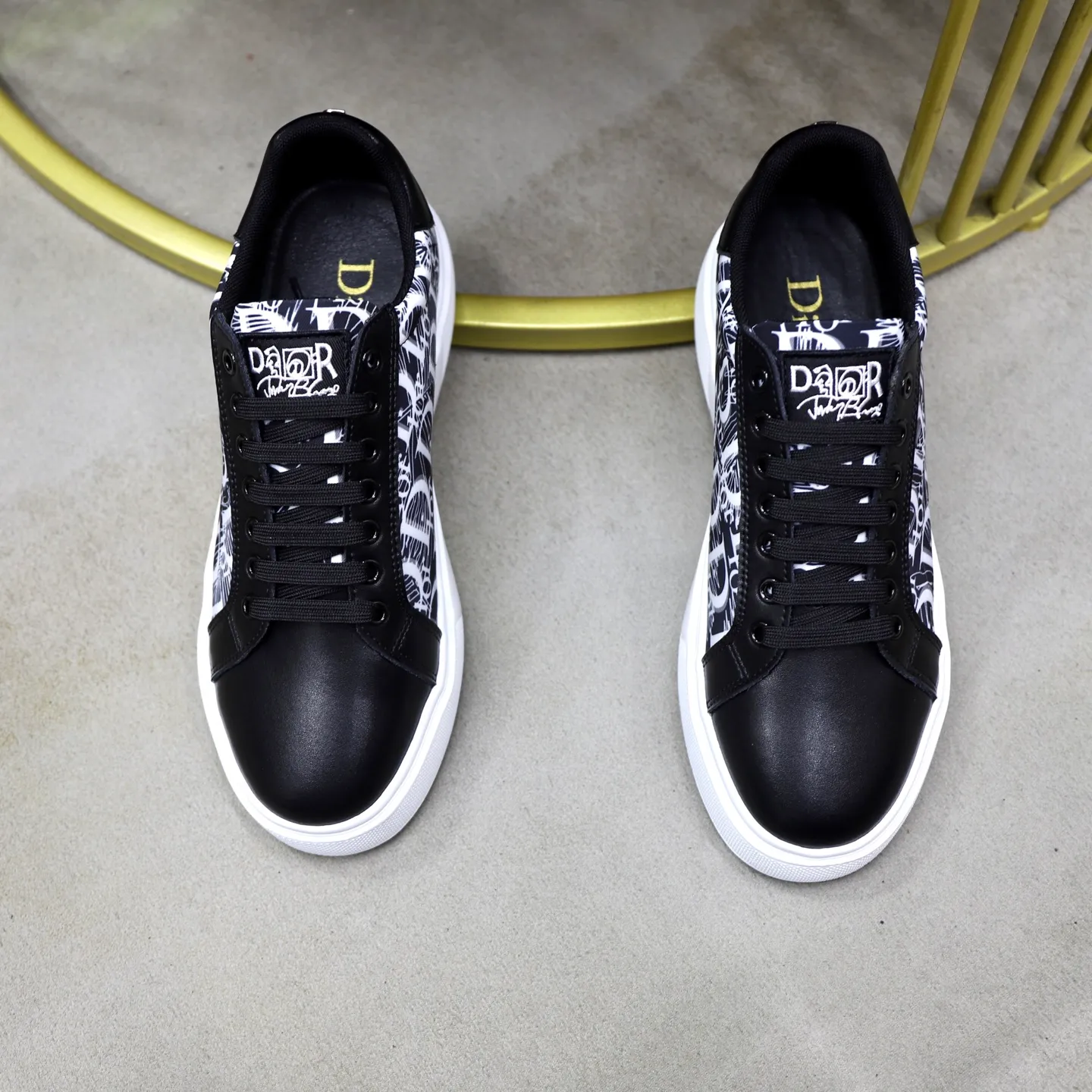 Ex-factory price: 440💰🙅‍♂️🙅‍♂️🙅‍♂️ Brand: Dior DIOR Standard code: 38-44 (45 customized) Grade: Same as the official website Material: Original fabric Comfortable lining Lightweight wear-resistant outsole Style category: Men's fashionable casual shoes Running sneakers Distinguished luxury brand elements Top luxury Color: Actual picture color